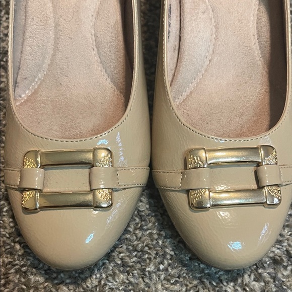 AEROSOLES Beige Flats with Gold Buckle SIZE 9 - Picture 5 of 14
